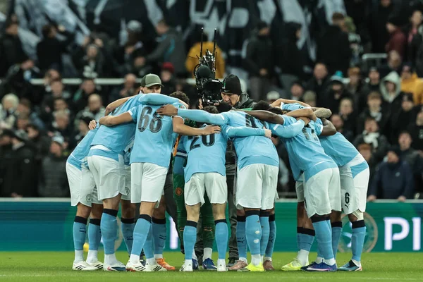 Manchester City takımı, 13 Ocak 2026 'da İngiltere, Newcastle' daki St. James 's Park' ta oynanan Carabao Kupası Yarı Finalleri 'nde toplandı.