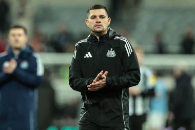 Newcastle 'dan Bruno Guimaraes 13 Ocak 2026' da İngiltere 'nin Newcastle kentindeki St. James' s Park 'ta oynanan Carabao Kupası Yarı Finalleri' nin son düdüğü sonrasında taraftarları alkışlıyor.