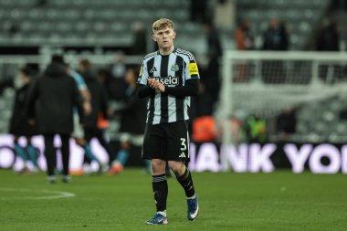 Newcastle 'dan Lewis Hall Untied, 13 Ocak 2026' da İngiltere 'nin Newcastle kentinde oynanan Carabao Kupası Yarı Finalleri' nde taraftarları alkışlıyor.