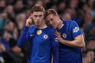 Chelsea 'den Liam Delap Chelsea' den Cole Palmer 'ı Premier League karşılaşmasında Stamford Bridge, Londra, İngiltere' de 17 Ocak 2026 'da Chelsea-Brentford maçında kutluyor.