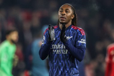 Arsenal 'den Eberechi Eze, Premier League maçından sonra İngiltere' nin Nottingham kentinde oynanan Nottingham Forest-Arsenal maçında taraftarları alkışlıyor.