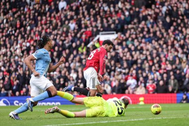 Manchester United 'dan Bruno Fernandes Manchester City kalecisi Gianluigi Donnarumma' yı geçerek gol attı fakat Manchester United ile Manchester City arasındaki Premier League maçında hükmeden ofsaytı Manchester City 'ye karşı Old Trafford, Manchester City, İngiltere