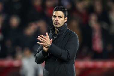 Arsenal 'in Mikel Arteta teknik direktörü Premier League maçından sonra İngiltere' nin Nottingham kentinde oynanan Nottingham Forest-Arsenal maçında taraftarları alkışlıyor.