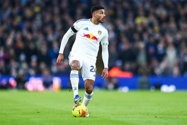 Leeds United takımından James Justin 17 Ocak 2026 'da Leeds Road, Leeds, İngiltere' de oynanan Premier League maçında topu kontrol ediyor.