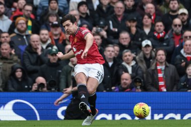 Manchester United takımından Harry Maguire, Manchester United ile Manchester City maçında 17 Ocak 2026 'da Old Trafford, Manchester' da pas attı.