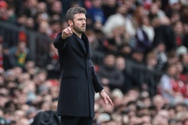 Michael Carrick Manchester United 'ın geçici baş antrenörü Premier League maçında Manchester City' ye karşı Old Trafford, Manchester, İngiltere 'de 17 Ocak 2026' da takım talimatlarını verir.