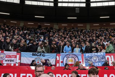 Manchester United, Manchester City 'ye karşı 17 Ocak 2026' da oynanan Premier League maçında şehir taraftarları pankart duvarına bayraklarını astılar.