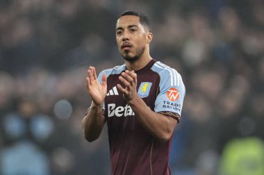 Aston Villa 'dan Youri TiEleans, 18 Ocak 2026' da İngiltere 'nin Birmingham kentinde oynanan Premier Lig karşılaşmasında Aston Villa Everton' a karşı oynanan son düdük sonrasında taraftarları alkışlıyor.