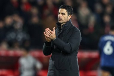 Arsenal 'in Mikel Arteta teknik direktörü Premier League maçından sonra İngiltere' nin Nottingham kentinde oynanan Nottingham Forest-Arsenal maçında taraftarları alkışlıyor.