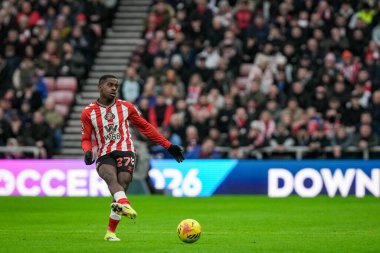 Sunderland 'dan Noah Sadiki, 17 Ocak 2026' da İngiltere 'nin Sunderland şehrinde oynanan Premier League maçında topu geçti.