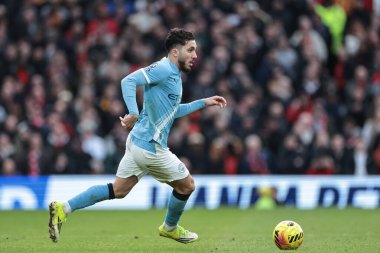 Manchester City 'den Rayan Cherki, Manchester United' ın Manchester City 'ye karşı 17 Ocak 2026' da oynanan Premier League maçında topu aldı.