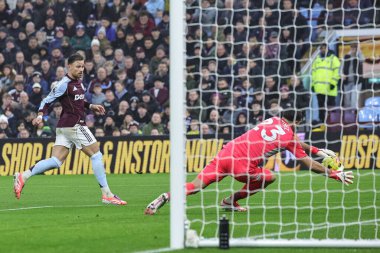 Aston Villa kalecisi Emiliano Martinez, 18 Ocak 2026 'da Birmingham, Villa Park' ta oynanan Premier League maçında Matty Cash of Aston Villa 'nın Everton' a karşı oynadığı maçta topu kurtardı.