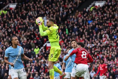 Manchester City kalecisi Gianluigi Donnarumma Premier Lig karşılaşmasında Manchester United 'a karşı Old Trafford, Manchester City' de 17 Ocak 2026 'da yüksek topu kazandı.