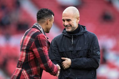 Manchester United 'ın eski oyuncusu Nani, Manchester United ile Manchester City arasındaki Premier League maçı sırasında Manchester City' nin Pep Guardiola teknik direktörü ile el sıkışıyor.