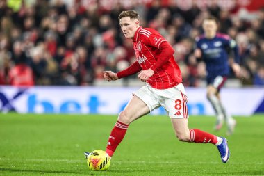 Nottingham Ormanı 'ndan Elliot Anderson 17 Ocak 2026' da Nottingham Forest 'a karşı City Ground, Nottingham, İngiltere' de oynanan Premier League maçında topu aldı.