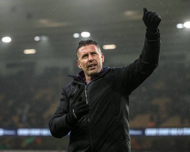Wolverhampton Wanderers 'ın Rob Edwards teknik direktörü 18 Ocak 2026' da İngiltere 'nin Wolverhampton kentinde oynanan Premier League maçında Wolverhampton Wanderers - Newcastle United maçında taraftarları destekliyor.