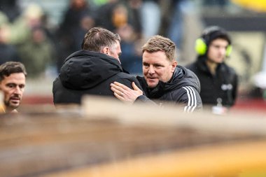 Wolverhampton Wanderers 'ın teknik direktörü Rob Edwards, 18 Ocak 2026 tarihinde İngiltere' nin Wolverhampton kentinde oynanan Premier League karşılaşmasında Wolverhampton Wanderers - Newcastle United maçında Newcastle United 'ın Eddie Howe teknik direktörünü kucaklıyor.