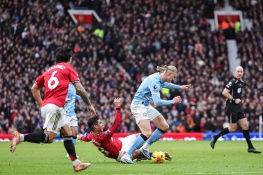 Manchester United takımının Casemiro 'su Manchester United ile Manchester City arasındaki Premier League maçı sırasında Manchester City' den Erling Haaland 'ı 17 Ocak 2026' da Old Trafford, İngiltere 'de yendi.