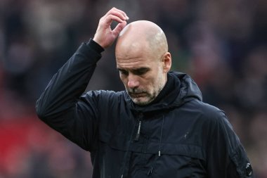 Manchester United, Manchester City 'ye karşı 17 Ocak 2026' da oynanan Premier Lig karşılaşmasında Manchester City 'nin kederli bir Pep Guardiola teknik direktörü taraftarlara doğru yürür.