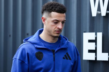 Leeds United takımından Ethan Ampadu, 17 Ocak 2026 'da Leeds United ile Fulham arasındaki Premier League karşılaşması öncesinde stadyuma geldi.