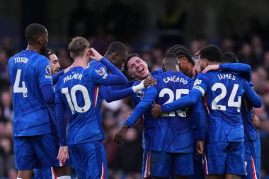 Chelsea 'den Enzo Fernndez, Chelsea oyuncuları Premier Lig maçında Chelsea - Brentford maçı sırasında 17 Ocak 2026' da Stamford Bridge, Londra 'da oynanan karşılaşmada 1-0 öne geçerken gülüyor.