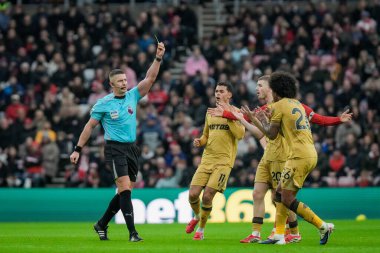 Hakem Rob Jones, Crystal Palace 'dan Chris Richards' a Premier League maçı sırasında Sunderland 'a karşı Crystal Palace Stadyumu, Sunderland, İngiltere, 17 Ocak 2026' da oynanan Sunderland maçı sırasında Sunderland 'lı Brian Brobbey' i yakalaması için sarı kart verdi.