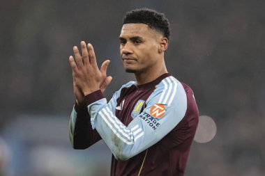 Aston Villa 'dan Ollie Watkins, 18 Ocak 2026' da İngiltere 'nin Birmingham kentindeki Villa Park' ta oynanan Premier League maçının son düdüğü sonrasında taraftarları alkışlıyor.