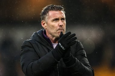 Wolverhampton Wanderers 'ın Rob Edwards teknik direktörü, 18 Ocak 2026' da İngiltere 'nin Wolverhampton kentinde oynanan Premier League maçından sonra taraftarları alkışlıyor.