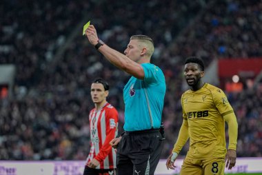 Hakem Rob Jones, 17 Ocak 2026 'da İngiltere' nin Sunderland kentinde oynanan Premier League maçı sırasında Sunderland Crystal Palace 'a karşı Sunderland maçında Sunderland takımına sarı kart verdi.