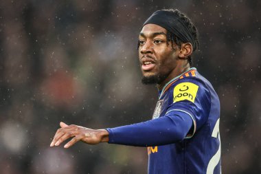 Newcastle United takımından Anthony Elanga, 18 Ocak 2026 'da İngiltere' nin Molineux kentinde oynanan Premier League maçında Wolverhampton Wanderers - Newcastle United maçında takım talimatlarını verdi.