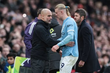 Manchester City 'nin Pep Guardiola teknik direktörü Manchester United' ın Manchester City 'ye karşı 17 Ocak 2026' da oynanan Premier League maçı sırasında Manchester City 'den Erling Haaland' ı kucakladı.