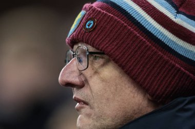 Bir Aston Villa taraftarı Premier Lig maçı sırasında 18 Ocak 2026 'da Birmingham' daki Villa Park 'ta Aston Villa' ya karşı Everton maçını izliyor.