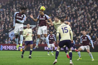 Aston Villa takımından Youri Tielemans, 18 Ocak 2026 'da Birmingham, Villa Park' ta oynanan Premier League karşılaşmasında kaleye doğru ilerliyor.