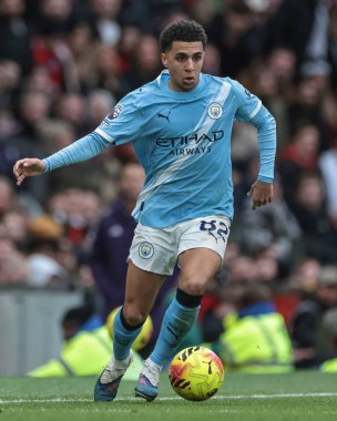 Manchester City 'den Rico Lewis, Manchester United' ın Manchester City 'ye karşı 17 Ocak 2026' da oynadığı Premier Lig maçında topa vuruyor.