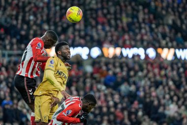 Sunderland 'dan Nordi Mukiele, 17 Ocak 2026' da İngiltere 'nin Sunderland şehrinde oynanan Premier Lig maçı sırasında Kristal Saray' dan Jefferson Lerma ile havada mücadele ediyor.