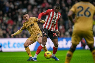 Sunderland 'dan Nordi Mukiele, Premier Lig karşılaşmasında Kristal Saray' dan Yremi Pino ile birlikte 17 Ocak 2026 'da Sunderland-Crystal Palace Stadyumu' nda top mücadelesi veriyor.