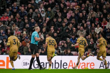 Crystal Palace, 17 Ocak 2026 'da İngiltere' nin Sunderland-Crystal Palace stadyumunda oynanan Premier League maçında 0-1 'lik galibiyet golünü kutlamak için Kristal Saray' dan Yeremy Pino 'ya koşuyor.