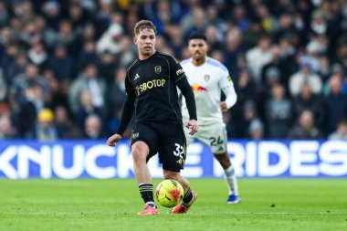 Fulham 'dan Emile Smith Rowe Premier Lig maçında topu pas attı. Leeds United, Fulham' a karşı, Elland Road, Leeds, İngiltere, 17 Ocak 2026