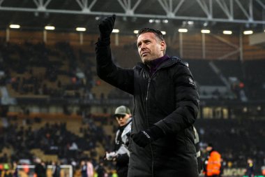 Wolverhampton Wanderers 'ın Rob Edwards teknik direktörü 18 Ocak 2026' da İngiltere 'nin Wolverhampton kentinde oynanan Premier League maçında Wolverhampton Wanderers - Newcastle United maçında taraftarları destekliyor.