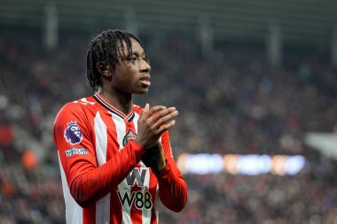 Sunderland 'lı Romaine Mundle, 17 Ocak 2026' da İngiltere 'nin Sunderland kentinde oynanan Premier League maçında Sunderland Crystal Palace' a karşı oynadığı maçta taraftarları alkışlıyor.