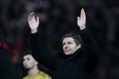 Crystal Palace teknik direktörü Oliver Glasner, Premier League 'in 17 Ocak 2026' da Stadyum of Light, Sunderland, İngiltere 'de oynanan Sunderland-Crystal Palace maçında son düdük çaldıktan sonra taraftarları alkışlıyor.