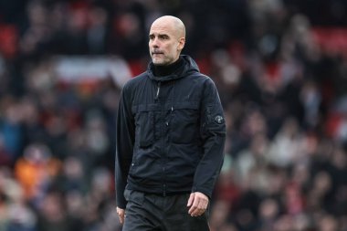 Manchester United, Manchester City 'ye karşı 17 Ocak 2026' da oynanan Premier Lig karşılaşmasında Manchester City 'nin kederli bir Pep Guardiola teknik direktörü taraftarlara doğru yürür.