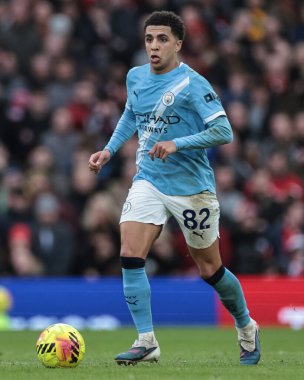 Manchester City 'den Rico Lewis, Manchester United' ın Manchester City 'ye karşı 17 Ocak 2026' da oynadığı Premier Lig maçında topa vuruyor.