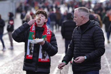 Manchester United taraftarı Premier Lig maçında Manchester United 'a karşı Manchester City maçında 17 Ocak 2026' da Old Trafford, Manchester, İngiltere 'de bir ısırık aldı.