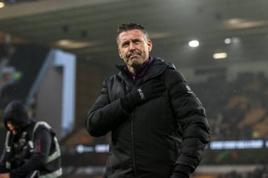 Wolverhampton Wanderers 'ın Rob Edwards teknik direktörü, 18 Ocak 2026' da İngiltere 'nin Wolverhampton kentinde oynanan Premier League maçından sonra taraftarları alkışlıyor.