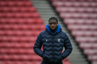 Kristal Saray 'dan Hindolo Mustapha, 17 Ocak 2026' da İngiltere 'nin Sunderland kentinde oynanan Premier Lig maçı sırasında attığı sahayı teftiş ediyor.