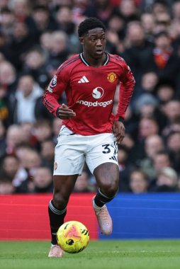 Manchester United 'dan Kobbie Mainoo Premier League maçında Manchester United' a karşı Manchester City maçında 17 Ocak 2026 'da Old Trafford, Manchester, İngiltere' de top attı.