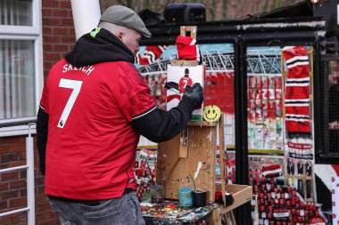 Sketch 7 adlı yerel bir sanatçı, Manchester United 'ın Manchester City' ye karşı 17 Ocak 2026 'da oynanan Premier League maçında Eric Cantona' yı bir sanat tahtasında resmeder.