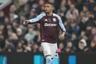 Aston Villa 'dan Ezri Konsa, 18 Ocak 2026' da Birmingham, Villa Park 'ta oynanan Premier League maçında takımına talimat verdi.