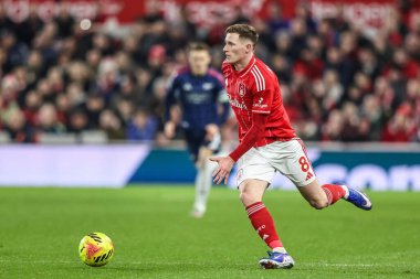 Nottingham Ormanı 'ndan Elliot Anderson 17 Ocak 2026' da Nottingham Forest 'a karşı City Ground, Nottingham, İngiltere' de oynanan Premier League maçında topu aldı.